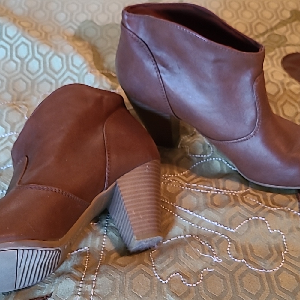 Womens barely worn ankle boots